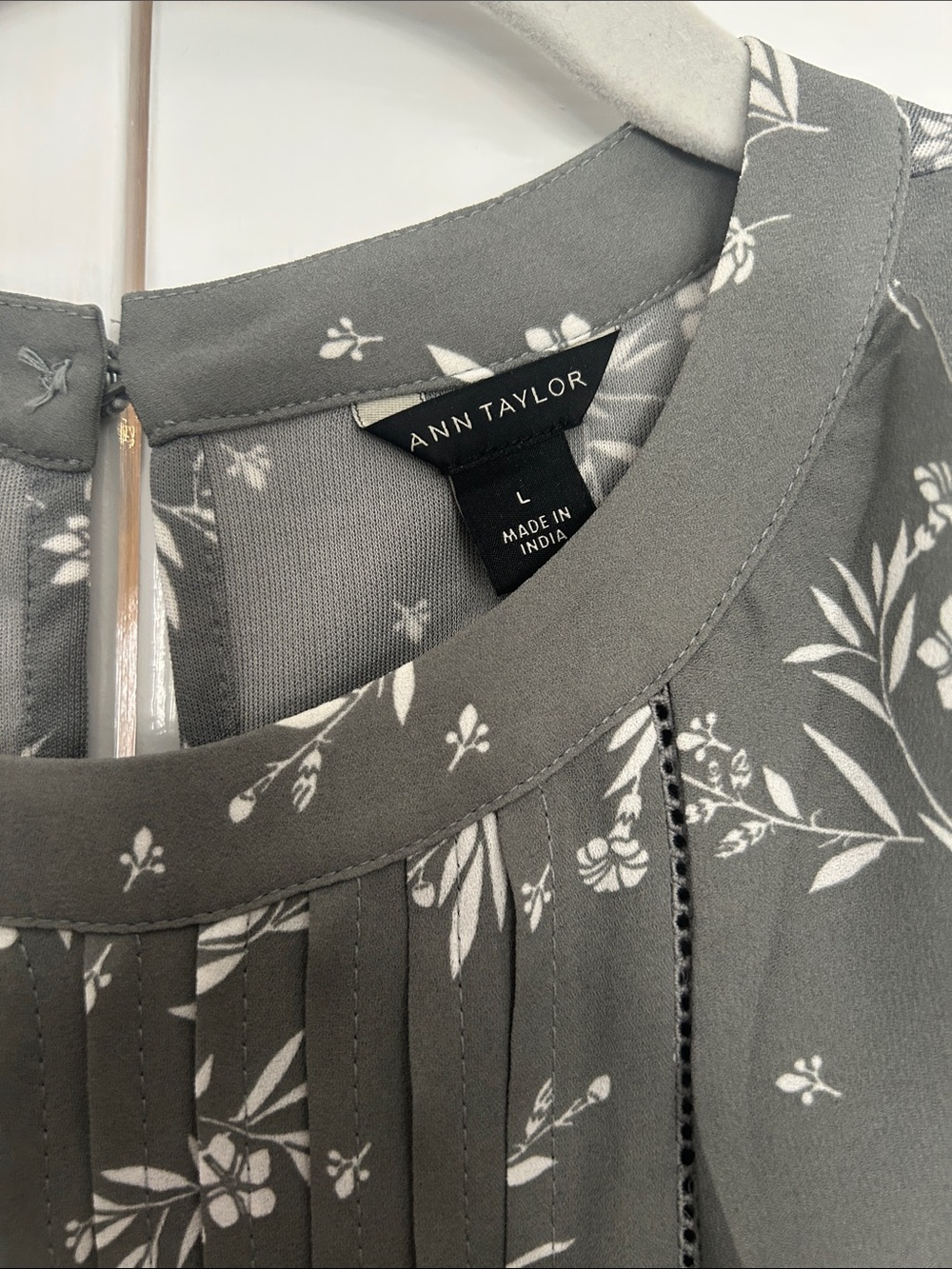 Ann Taylor Gray Floral Ruffle Pleated Sleeveless Blouse - Picture 3 of 3